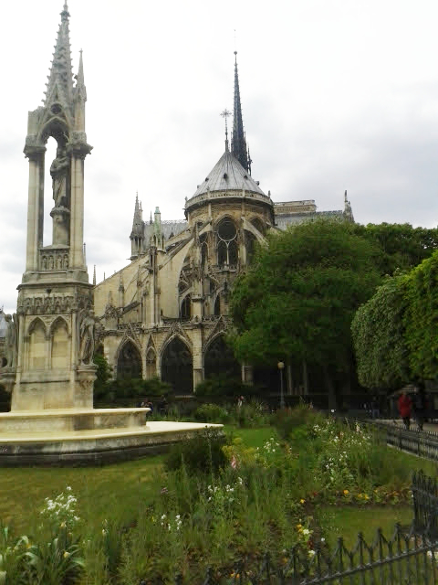 Notre Dame et la Fontaine de la Vierge. Es la parte 