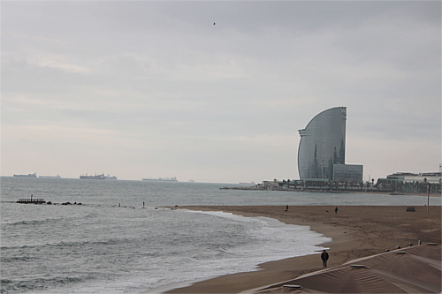 No sería el mejor día de playa, pero qué bien se está en la Barceloneta sin gente.